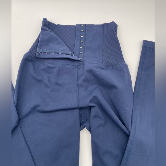 Lululemon hooked my eye flare leggings - Picture 3 of 8